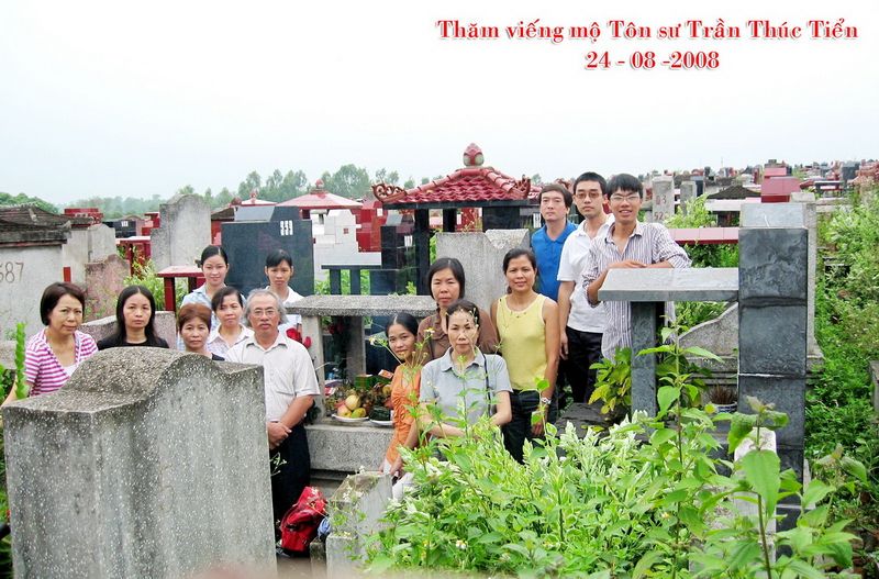 VĐ viếng mộ Tôn sư Trần Thúc Tiển ở nghĩa trang Yên Kỳ (24.08.2008)